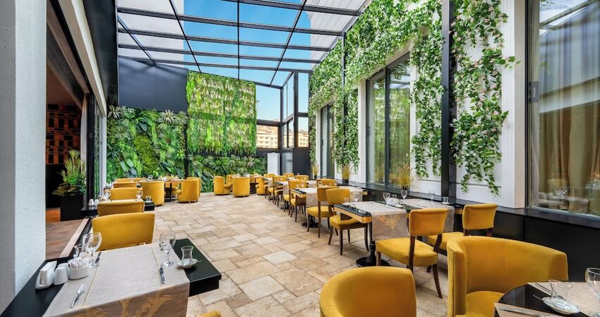 Les Ambassadeurs Hotel & Casino
