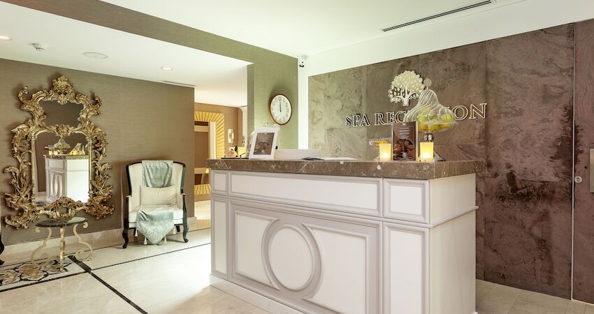Les Ambassadeurs Hotel & Casino