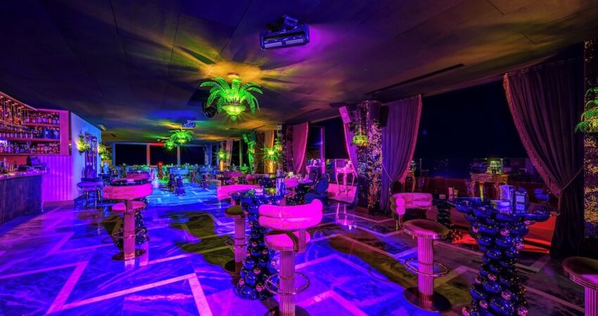 Les Ambassadeurs Hotel & Casino